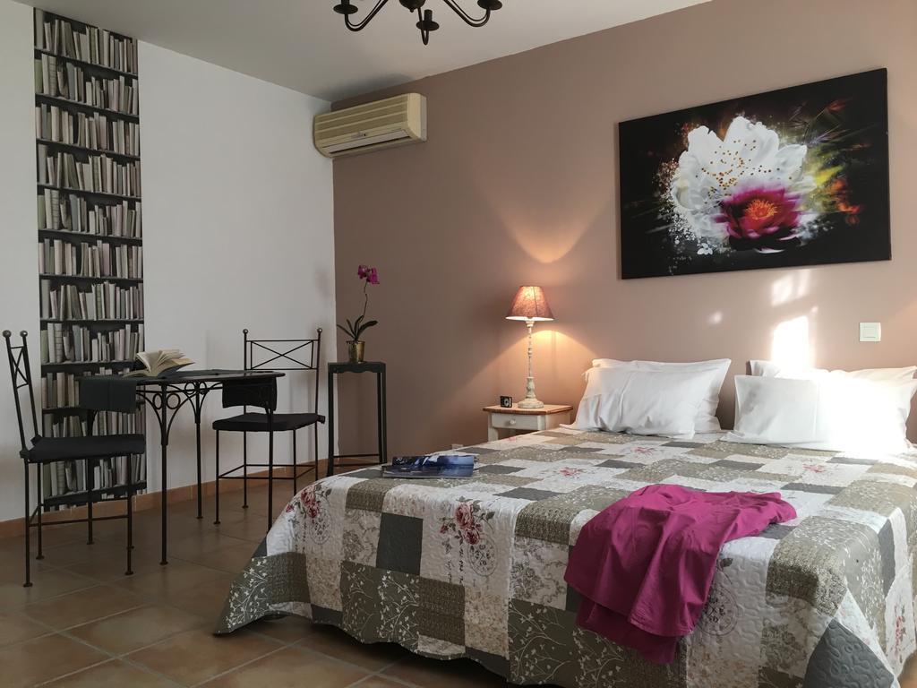 Hotel Les Ambres Roussillon  Room photo